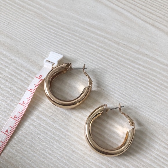 Minimalistic gold hoop earrings - Picture 3 of 3